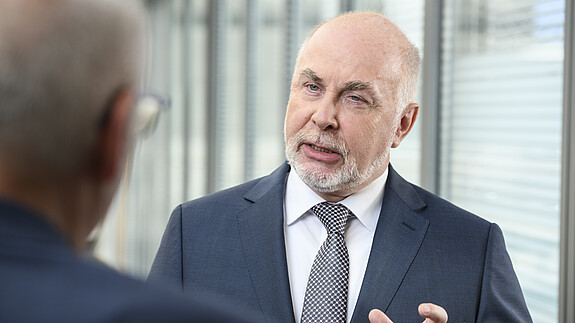 Ulrich Silberbach dbb Chef Ulrich Silberbach im Gespräch mit einer ihm gegenüber stehenden Person