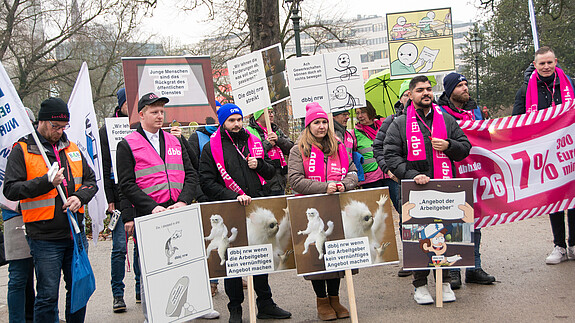 Das Foto zeigt junge Beschäftigte des öffentlichen Dienstes auf der Demo in Düsseldorf am 29.1.2026.