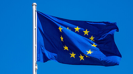 Neues aus dem Herzen der EU - Europaflagge Foto zum Thema "Neues aus dem Herzen der EU": Zu sehen ist eine Europaflagge, die im Wind weht.