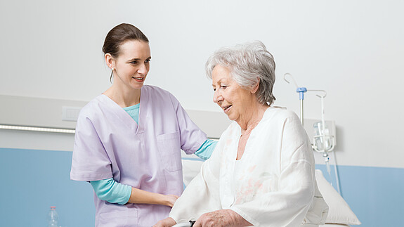 Matthäus Fandrejewski, Vorsitzender der dbb jugend, begrüßt, dass die Regierung die Ausbildung für Pflegeassistenzkräfte vereinheitlichen möchte. People, Healthcare, Woman, Senior, Nurse, Smiling, Happy, Caregiver, Hospital, Patient, Medical, Medicine, Walker, Helping, Holding, Supporting, Assisting, Medical service, Retirement home, Physiotherapist, Illness, Hospitalized, Clinic, Senior care, Senior citizen, Elderly, Old, Hospital bed, Assistance, Care, Patient care, Health, Elder, Grandmother, Retirement, Nursing, Pensioner, Geriatrics, Bedroom, Treatment, Ward, Clean, Rehabilitation