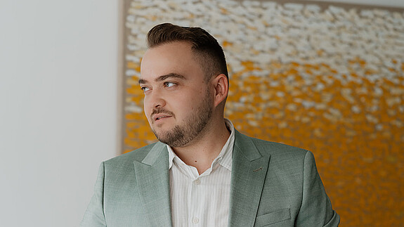 Foto zum Thema "Beamte Rentenversicherung": Zu sehen ist eine Porträtaufnahme von Matthäus Fandrejewski, dem Vorsitzenden der dbb jugend, der zur aktuellen Debatte Stellung bezieht.