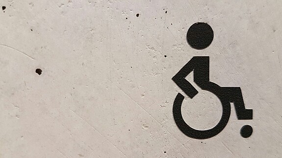 Das Foto zeigt ein Rollstuhlfahrer-Symbol.