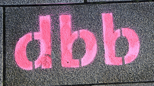 Das Foto zeigt den Schriftzug "dbb".