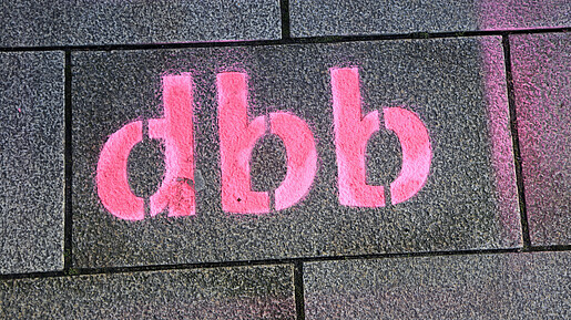 Das Foto zeigt den Schriftzug "dbb".