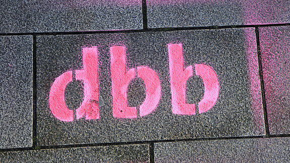 Das Foto zeigt den Schriftzug "dbb".