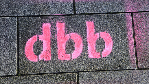 Das Foto zeigt den Schriftzug "dbb".