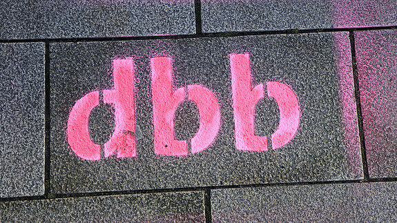 Das Foto zeigt den Schriftzug "dbb".