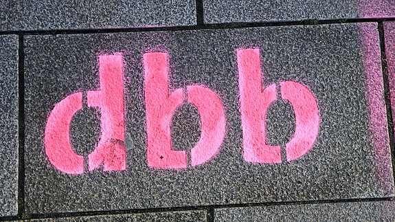 Das Foto zeigt den Schriftzug "dbb".