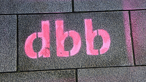 Das Foto zeigt den Schriftzug "dbb".