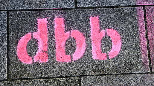 Das Foto zeigt den Schriftzug "dbb".