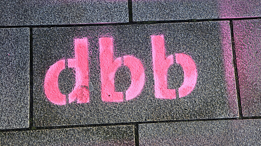 dbb-Schriftzug - dbb beamtenbund und tarifunion Das Foto zeigt den Schriftzug "dbb".