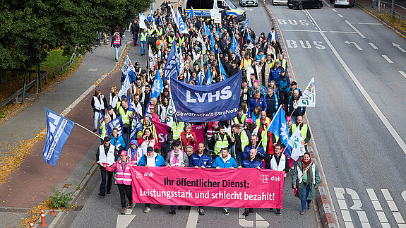 Hamburg: Warnstreik und Demo der Landesbeschäftigten Das Foto zeigt Teilnehmende der Demo zur Stadtstaatenzulage in Hamburg.
