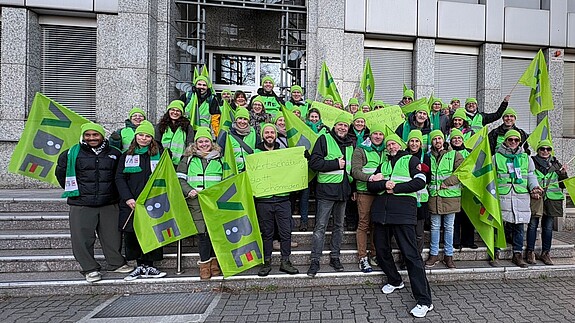 Einkommensrunde der Länder: Schule macht Druck Das Foto zeigt Demonstrierende Lehrkräfte.