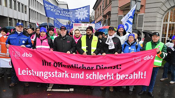 15.000 demonstrieren in Düsseldorf für 10,5 Prozent, mindestens 500 Euro höheres Einkommen dbb Chef Ulrich Silberbach macht gemeinsam mit den streikenden Beschäftigten die Forderungen deutlich