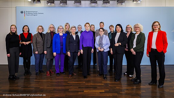 Gruppenfoto von Frauen vor einer blauen Wand im Bundesfamilienministerium