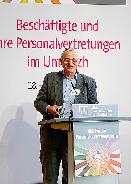 Ein Mann spricht hinter einem Rednerpult