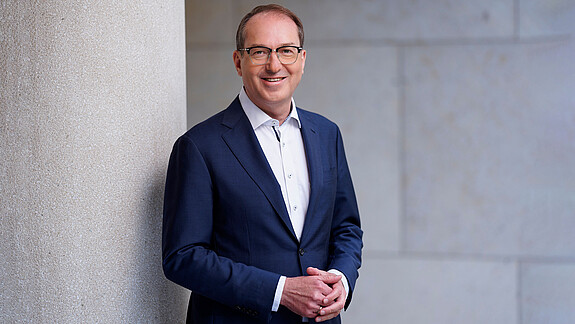 Foto von einem Mann in Anzug. Es handelt sich um Bundesinnenminister Alexander Dobrindt