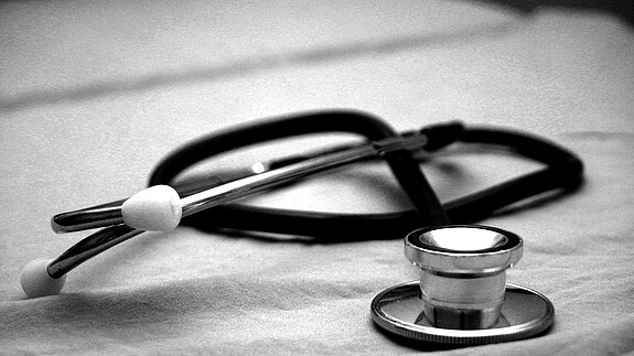 Aktionsplan zum Schutz des Gesundheitswesens vor Cyberangriffen Stethoskop
