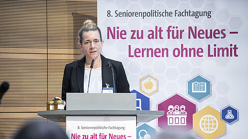 Alexandra Ziegler, Referentin für Digitalisierung und Bildung bei der BAGSO, referierte zum Thema. Alexandra Ziegler, Referentin für Digitalisierung und Bildung bei der BAGSO, referierte zum Thema.