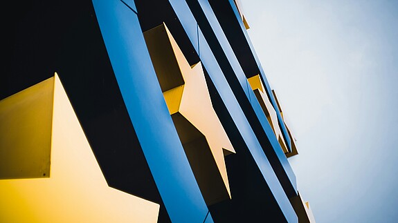Interview mit Lutz Supplitt und Joachim Wuermeling Blick von unten auf das Logo der Europäischen Zentralbank