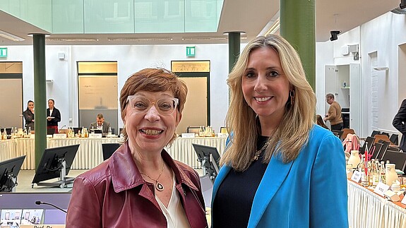KMK-Jahresgespräch Susanne Lin-Klitzing, Vorsitzende der dbb Fachkommission Schule, Bildung und Wissenschaft, und die Bayerns Kultusministerin Anna Stolz, derzeit Präsidentin der Kultusministerkonferenz (KMK).