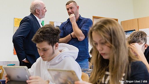 dbb Chef Ulrich Silberbach überzeugt sich von den Möglichkeiten digitaler Bildung dbb Chef Ulrich Silberbach überzeugt sich von den Möglichkeiten digitaler Bildung