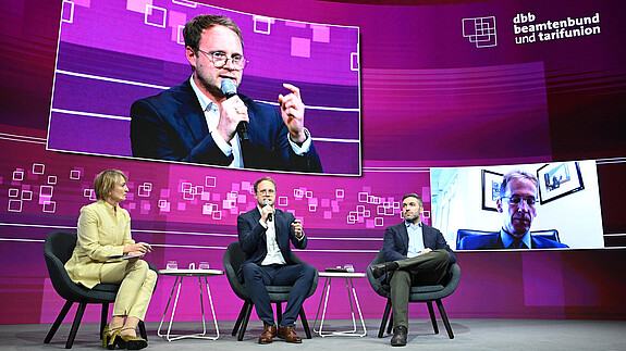 dbb Jahrestagung 2024, Konstantin Kuhle (FDP) und Marcel Emmerich (Grüne) dbb Jahrestagung 2024, Konstantin Kuhle (FDP) und Marcel Emmerich (Grüne)