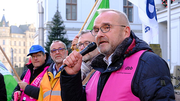 Demonstration in Schwerin - Knecht: „Wir lassen nicht locker!“ Das Foto zeigt Beschäftige des öffentlichen Dienstes, die in Schwerin demonstrieren.