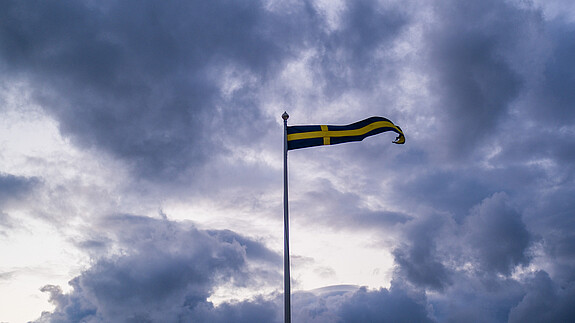 Die schwedische Flagge weht im Wind