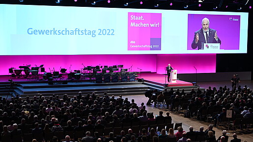 dbb Chef Ulrich Silberbach bei seiner Rede auf der Öffentlichen Veranstaltung des dbb Gewerkschaftstag 2022