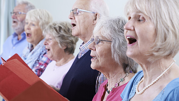 Singende Senioren Eine Gruppe singender Seniorinnen