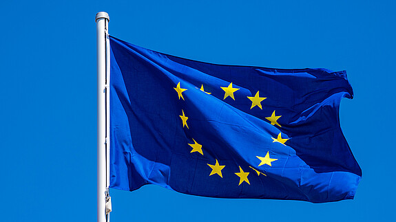 Die AG Europa informiert - Februar 2025 Das Foto zeigt eine Europaflagge, die im Wind flattert.