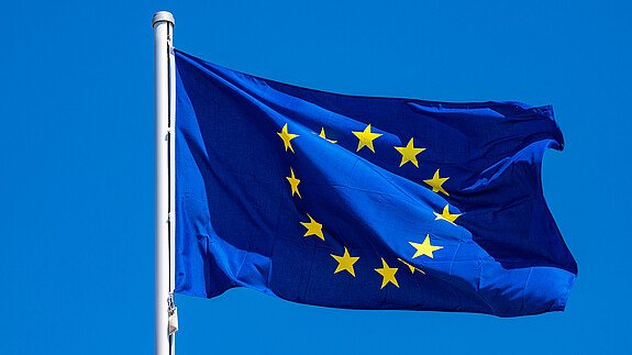 Die AG Europa informiert - Februar 2025 Das Foto zeigt eine Europaflagge, die im Wind flattert.