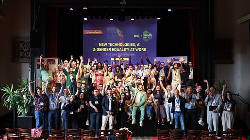 Teilnehmerinnen und Teilnehmer der CESI Summer Days 2024 auf der Bühne versammelt