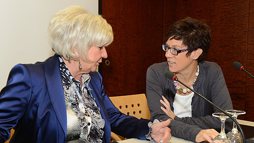 Wildfeuer und Kramp-Karrenbauer