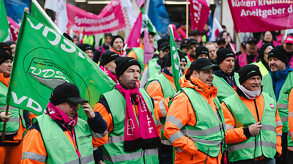 Kundgebung vor dem Kommunalen Arbeitgeberverband in München - Demo Das Foto zeigt die Demonstration anlässlich der Einkommensrunde 2025 am 26.02.2025 in München.
