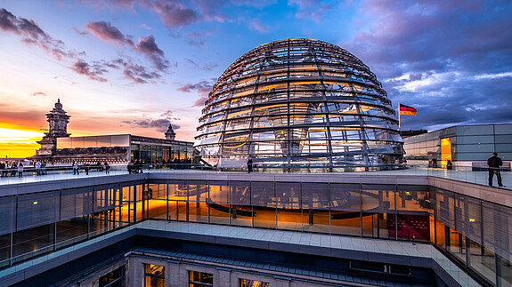 Koalitionsvertrag 2021 Kuppel des Reichstagsgebäudes in Berlin