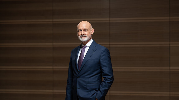 Das Foto zeigt Volker Geyer, Bundesvorsitzenden des dbb.