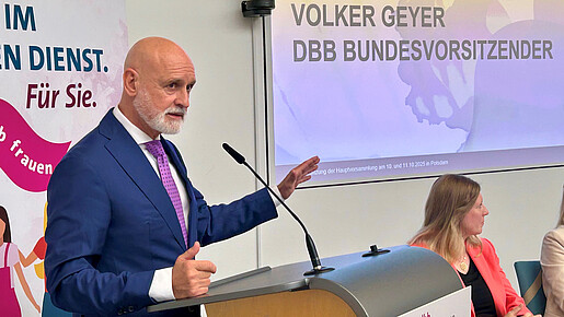 Das Foto zeigt Volker Geyer, Bundesvorsitzender des dbb, am Rednerpult.
