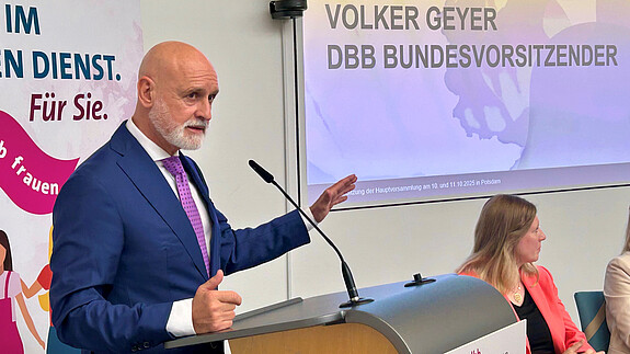 Das Foto zeigt Volker Geyer, Bundesvorsitzender des dbb, am Rednerpult.