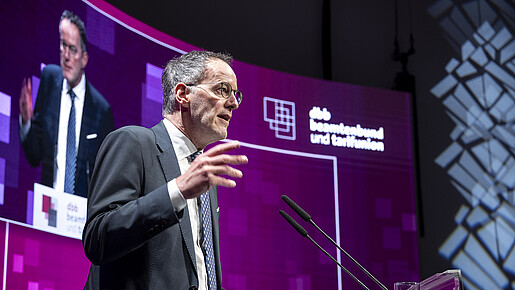 Jahrestagung - Ebling Das Foto zeigt Michael Ebling, Bundesinnenminister Rheinland-Pfalz, am Rednerpult.