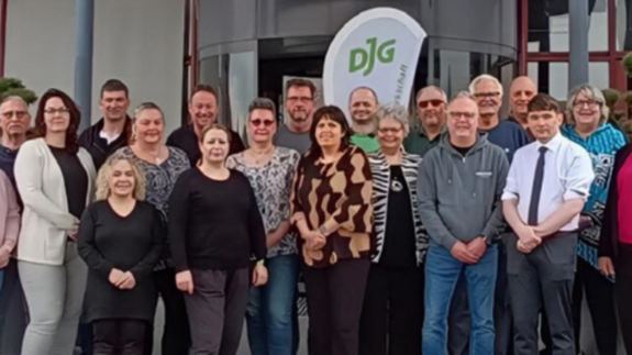 Der DJG-Bundesvorstand auf der Sitzung in Eisenach. Hier wurde die Resolution verabschiedet. Eine Menschengruppe steht mit Blick zur Kamera vor einem Hoteleingang