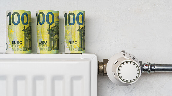 Heizung Mehrere Hundert-Euro-Scheine sind auf einem Heizkörper plaziert.