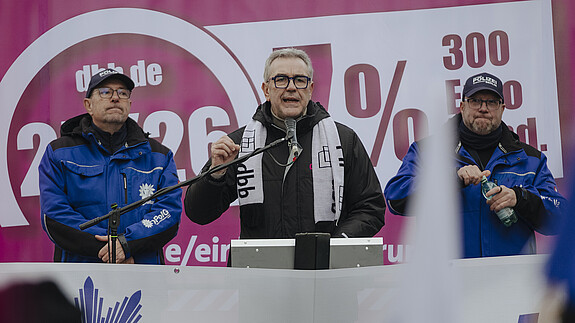 Eine Tariferhöhung ist kein Weihnachtsgeschenk Andreas Hemsing hält eine Rede.