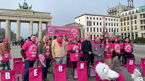 Einkommensrunde Öffentlicher Dienst Bund und Kommunen 2023 dbb jugend Brandenburger Tor Berlin Protestaktion der dbb jugend im Rahmen der Einkommensrunde Öffentlicher Dienst Bund und Kommunen 2023 vorm Brandenburger Tor in Berlin