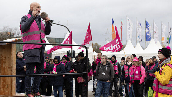 Einkommensrunde, öffentlicher Dienst, Warnstreik, Demonstration, Hamburg, dbb, Beamte, komba, Gewerkschaft, Streik, Volker Geyer, Tarif, Politik, Arbetgeber, Personal, Bund, Kommunen, Bundesländer, Inflation, Engelt, Beschäftigte, Gehalt