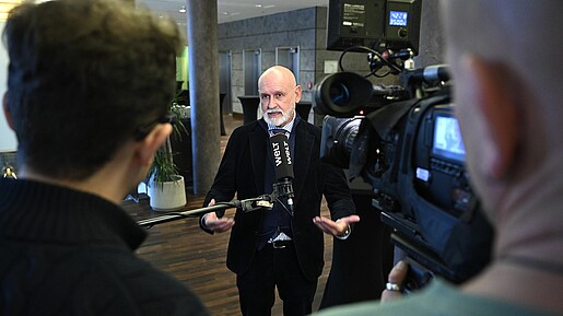 dbb Bundesvorsitzender Volker Geyer wird von einem Fernsehteam interviewt