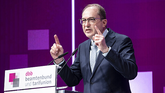 Das Foto zeigt Bundesinnenminister Alexander Dobrindt (CSU) auf der dbb Jahrestagung 2026.