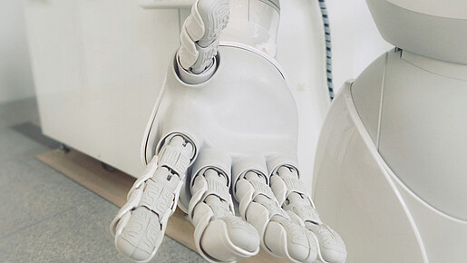 Nahaufnahme einer weißen Roboterhand