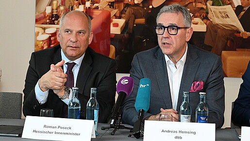 Das Foto zeigt Roman Poseck, Innenminister Hessen, und Andreas Hemsing, dbb-Vize, bei der PK zur Verkündung der Tarifeinigung.